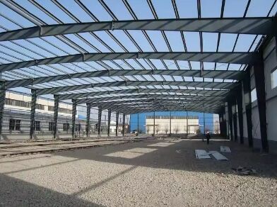 プレハブ鉄骨構造の倉庫産業用金属フレームの建物ワイドスパンの倉庫小屋商業物流工場