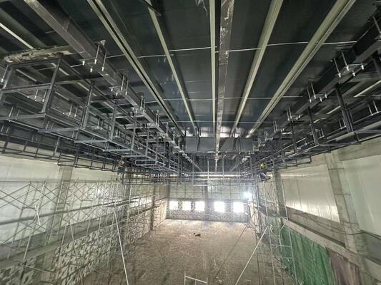 シングルスパン プレエンジニアリング鋼製建物 繊維工場 ワークショップ サイドアクセス ドア ユニット 亜鉛メッキ鋼製柱 現場組立