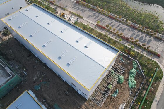 セクション組み立てされた金属産業建設機械工場の倉庫および商品梱包工場に使用されるワイドクリアスパンの取り外し可能なフレーム